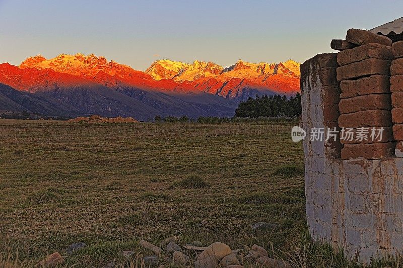 Rustic Barn和Cordillera布兰卡，覆盖安第斯山脉- Huaraz, Ancash，秘鲁